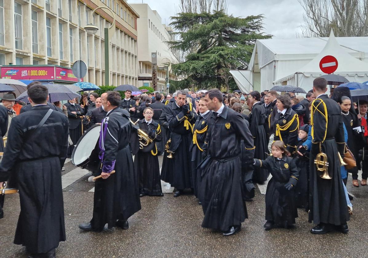 La Cofradía de Nuestra Señora de las Angustias a laas puertas de Santa Nonia.