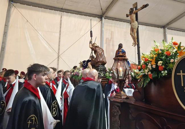 Cofrades de la Siete Palabras en la carpa situada en San Marcelo.