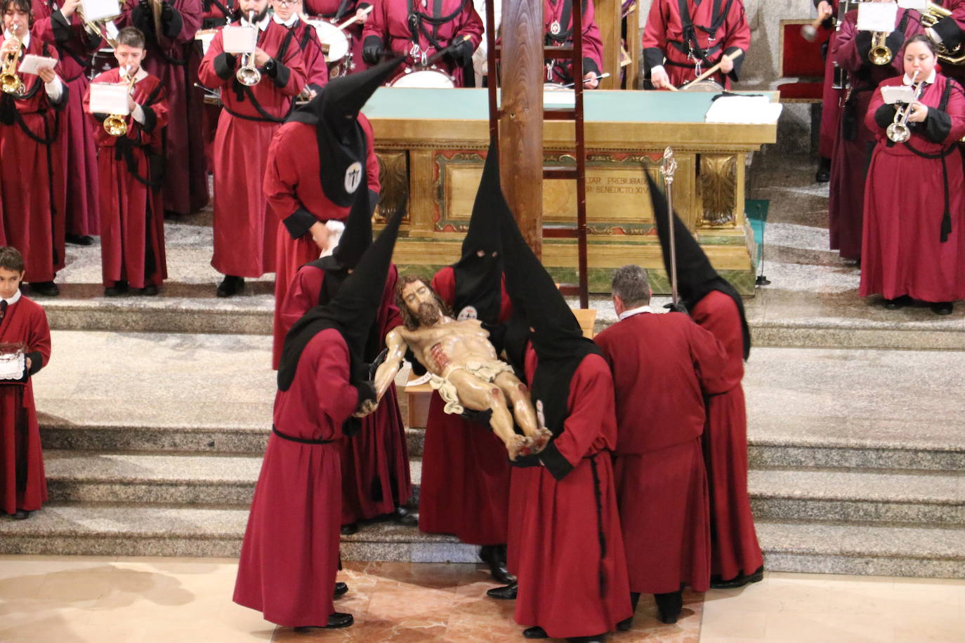 Procesión del santo Cristo del Desenclavo en León