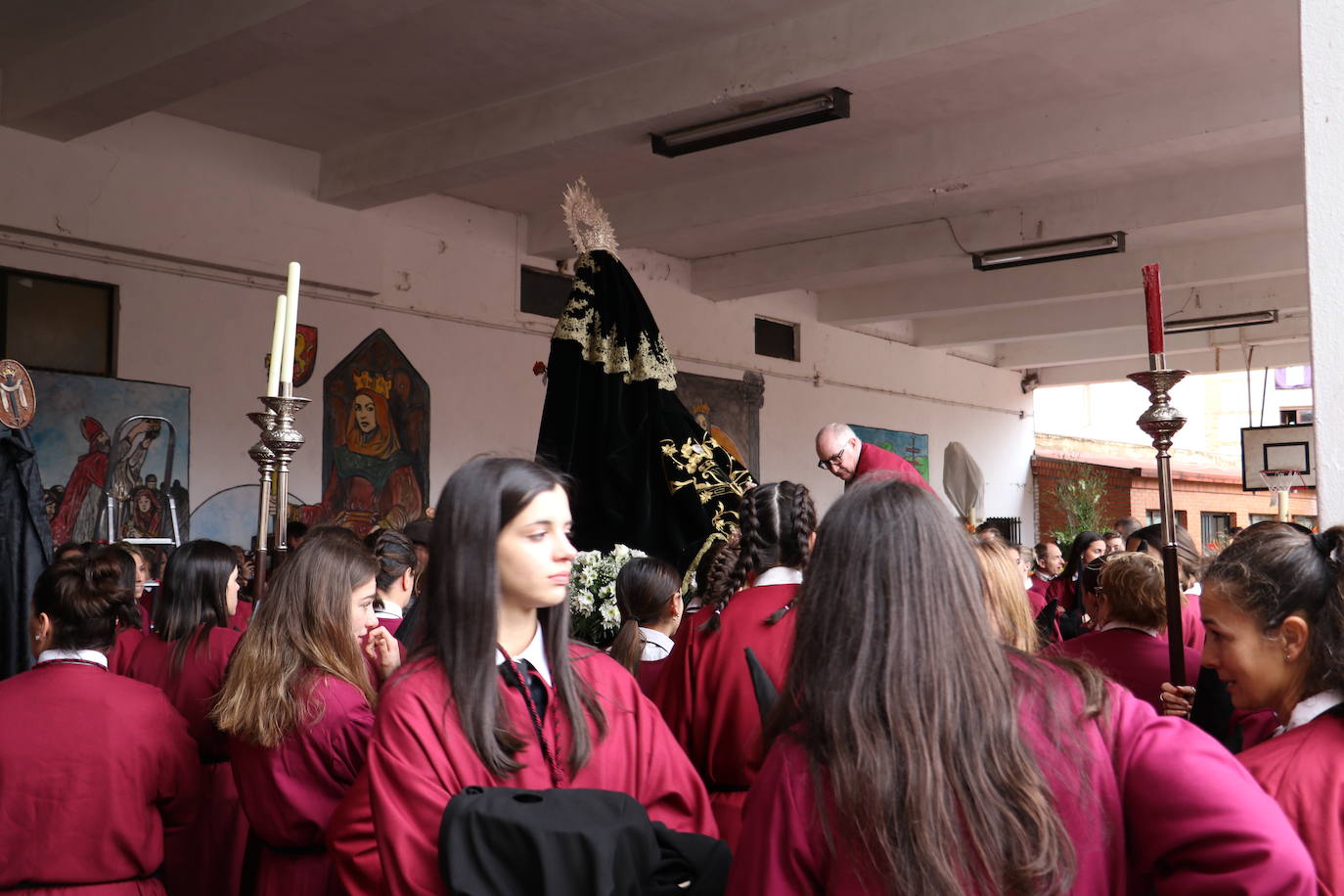 Procesión del santo Cristo del Desenclavo en León