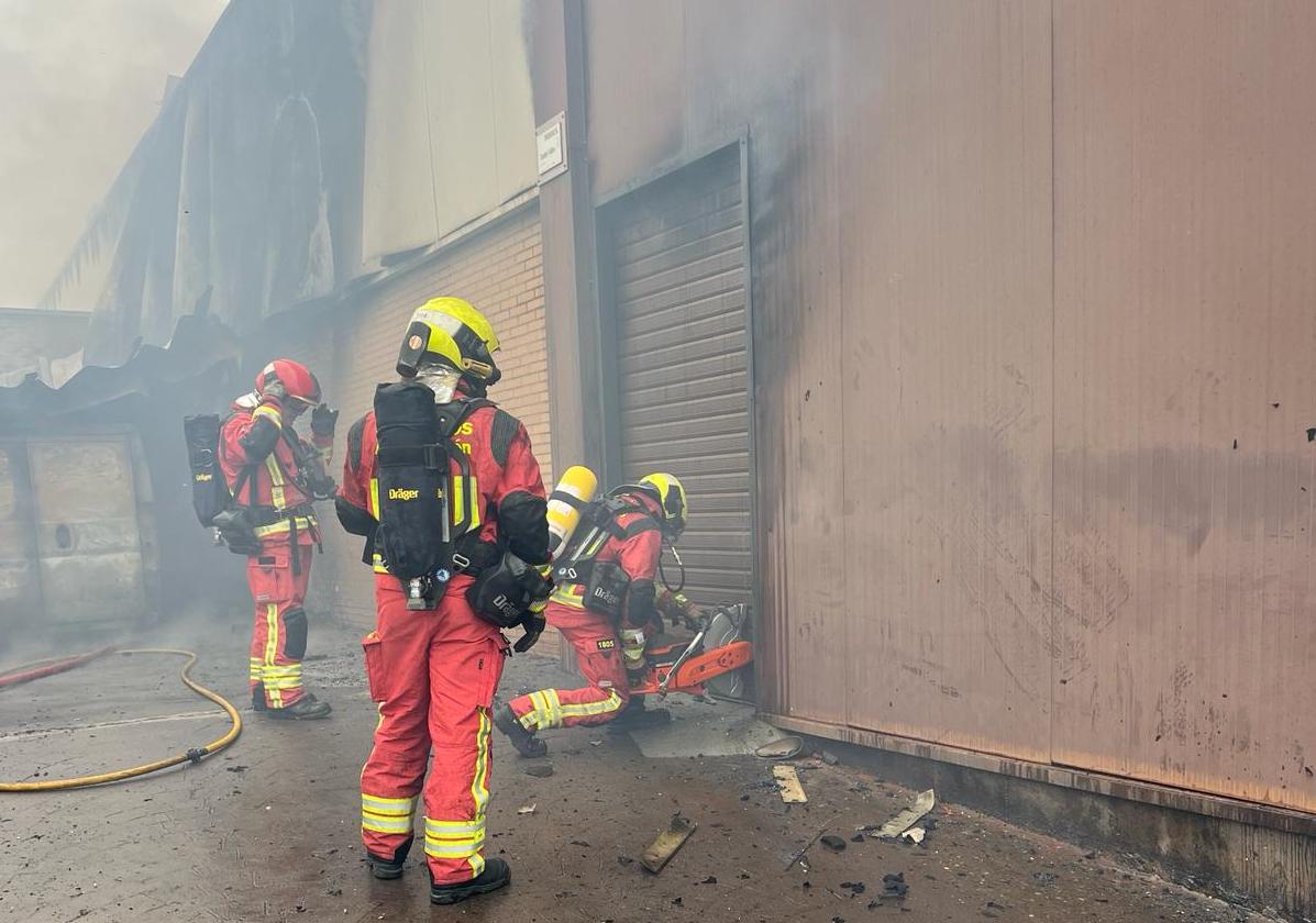 Incendio en una nave industrial de los Avezales