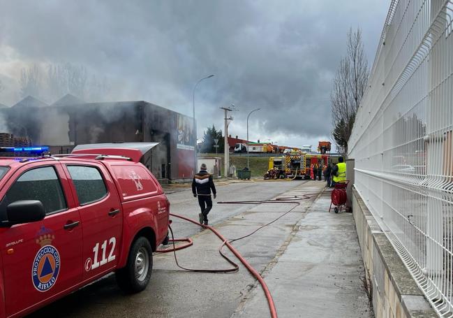 Proteción Civil de Riello en las labores de extinción del fuego.