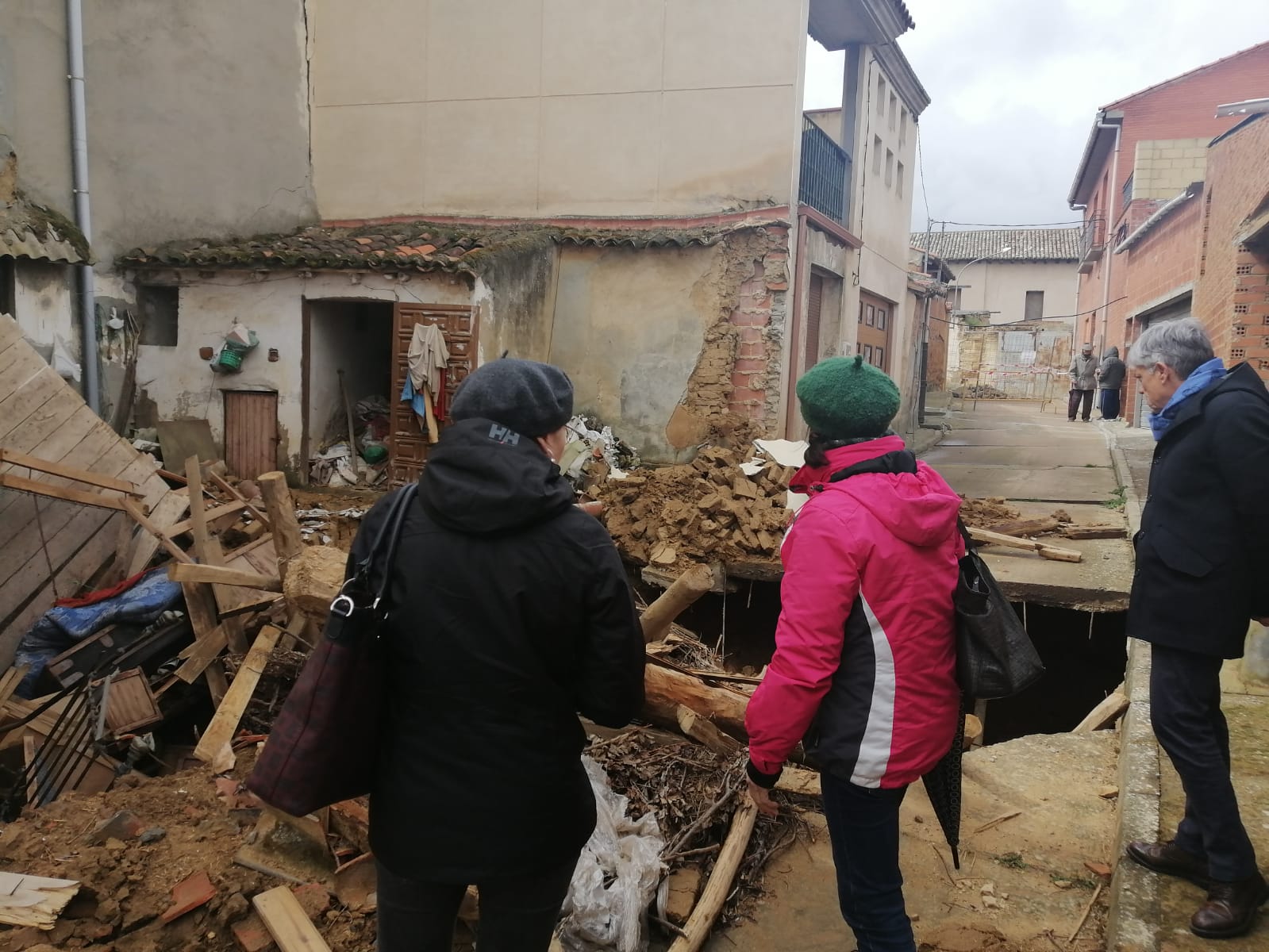 La Junta urge a apuntalar los edificios de Valderas y a radiografiar el suelo