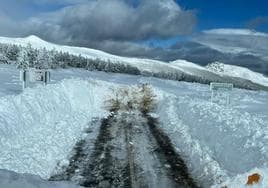 Una carretera leonesa sigue con restricciones a causa de la nieve