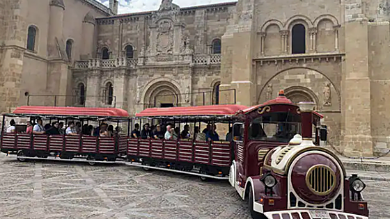 El tren turístico atropella a un peatón en Gran Vía de San Marcos