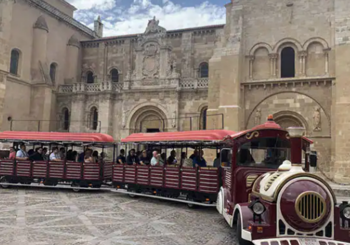 El tren turístico pasando por San Isidoro.