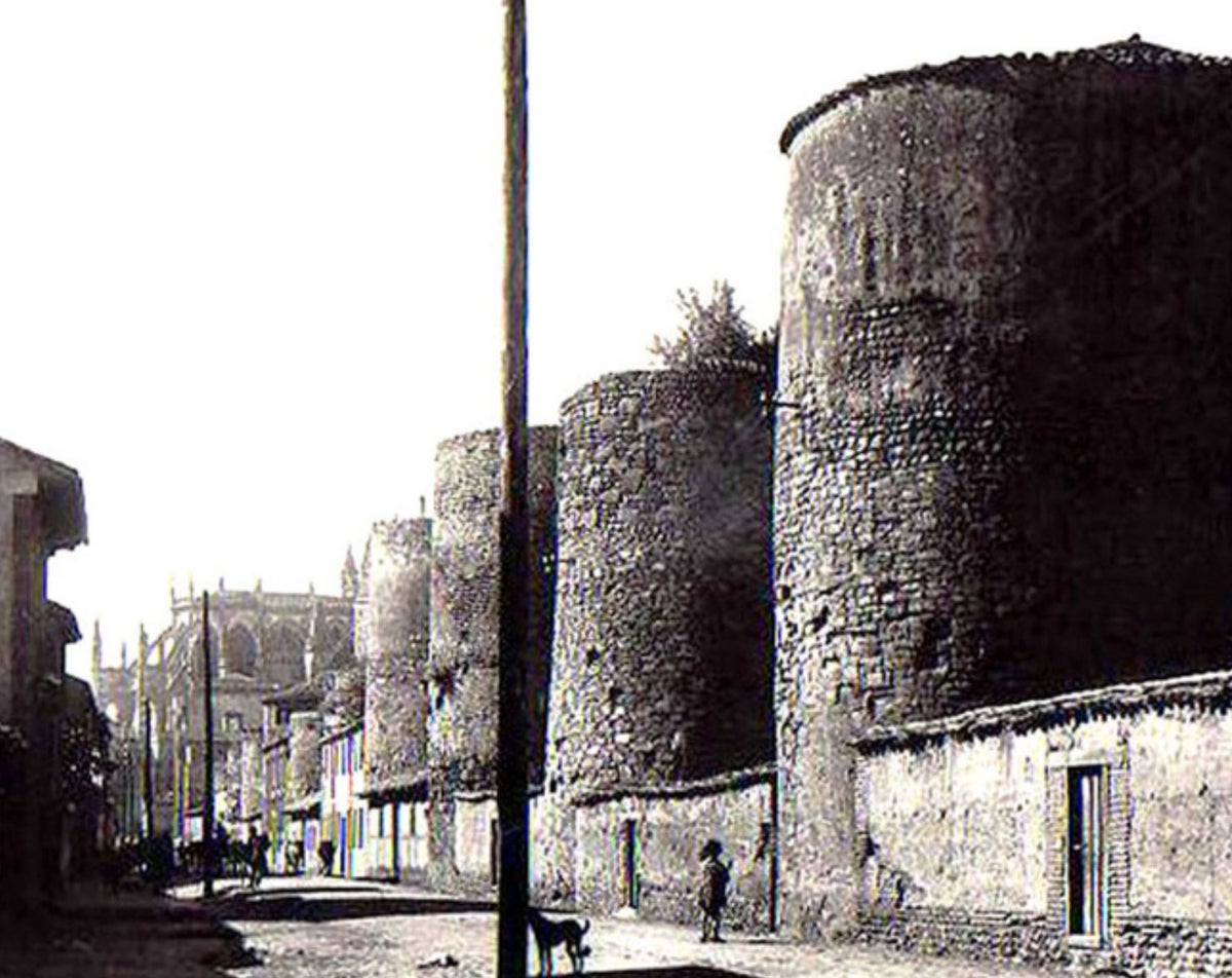 Carretera de los Cubos. Catedral al fondo.