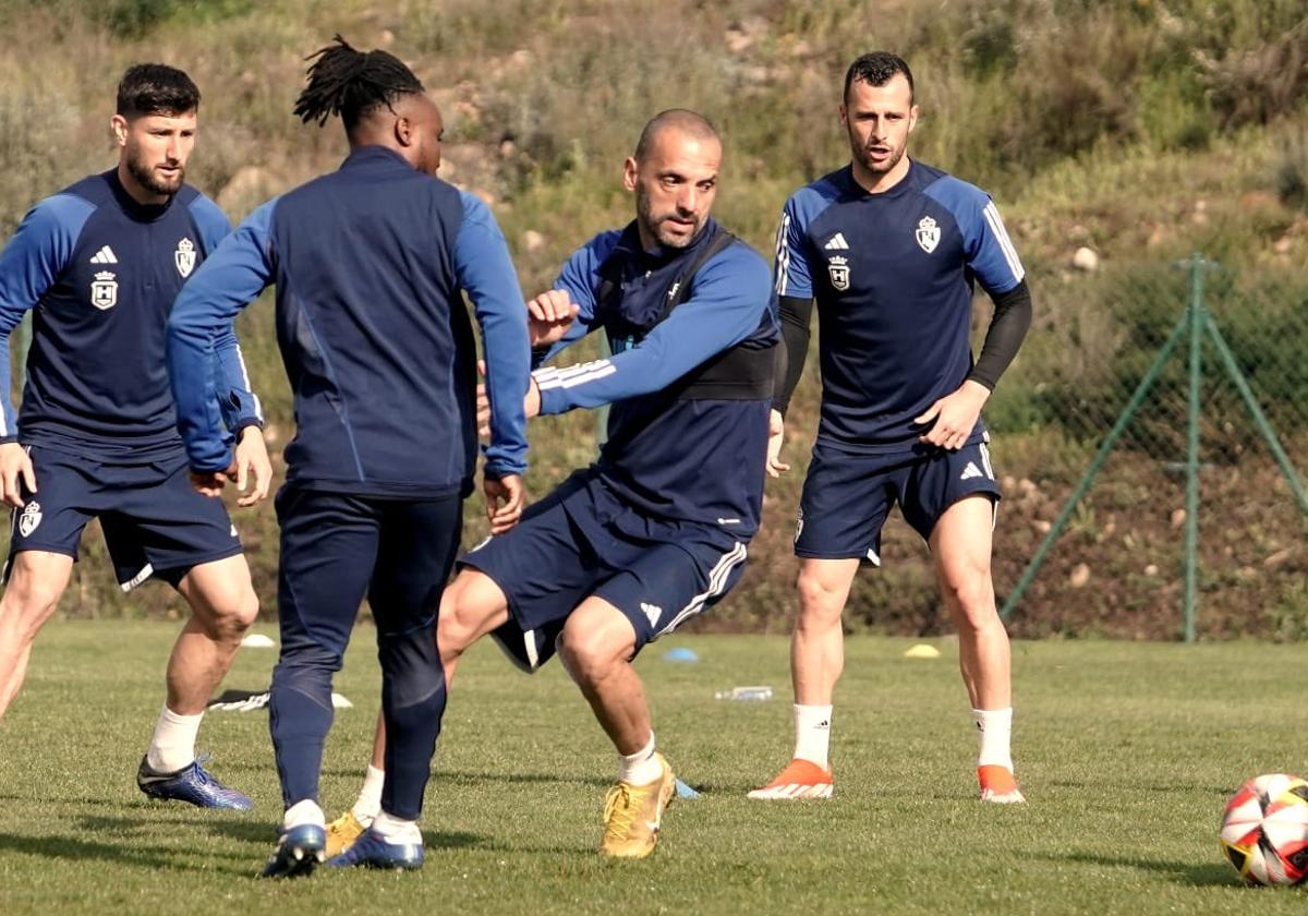 Igbekeme, de espaldas, en el entrenamiento del miércoles de la Deportiva.