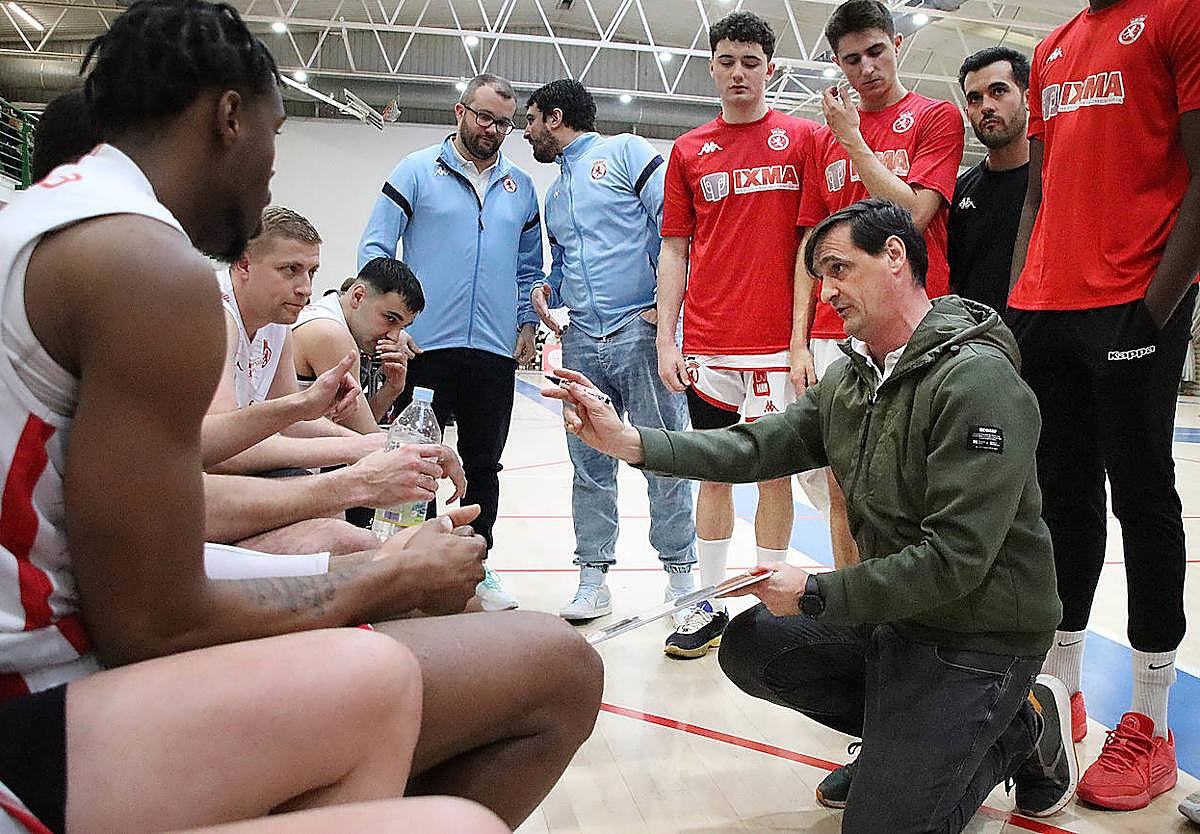Luis Castillo, entrenador de la Cultural, da instrucciones a sus jugadores.