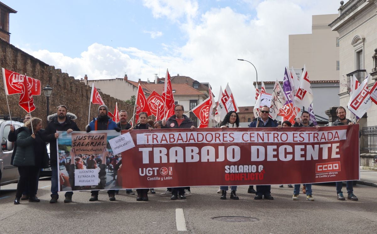 La plantilla del Centro Estrada realiza una marcha en León