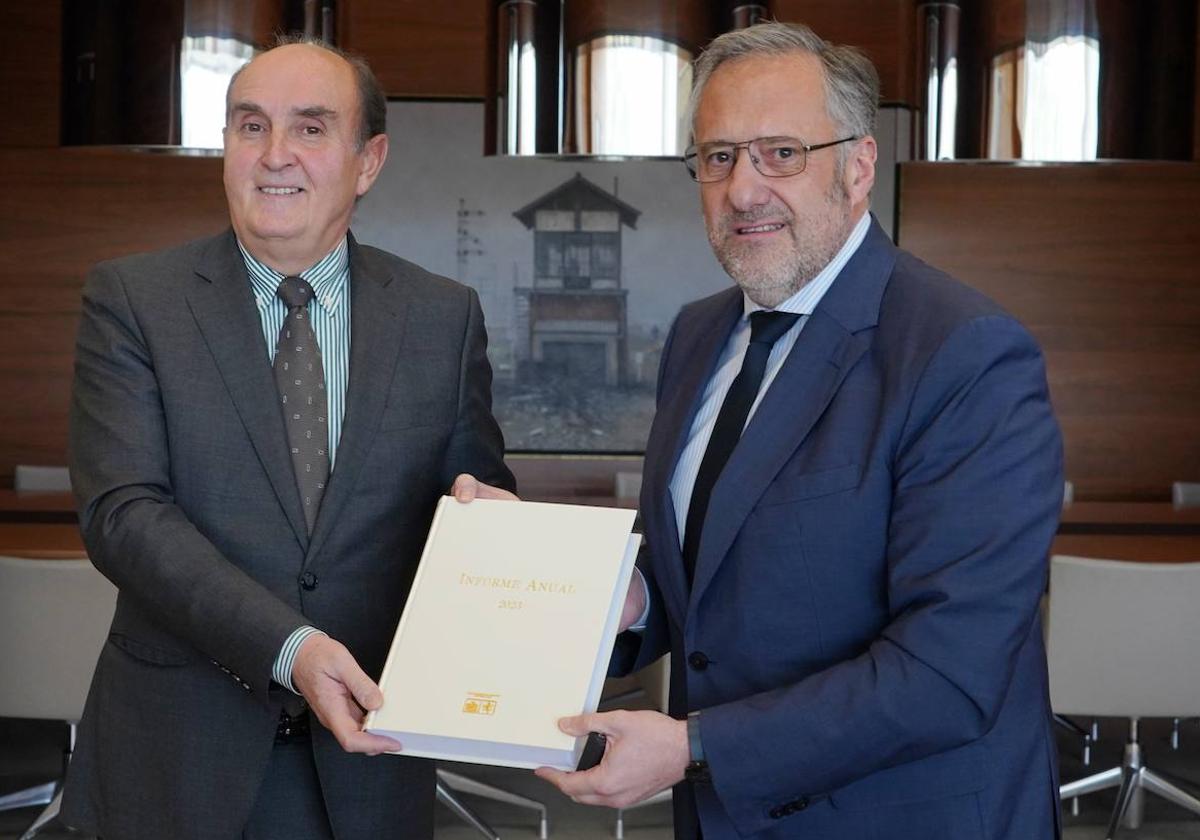 El Procurador del Común de Castilla y León, Tomás Quintana, entrega al presidente de las Cortes de Castilla y León, Carlos Pollán, el informe anual relativo a la actividad de la institución durante 2023.