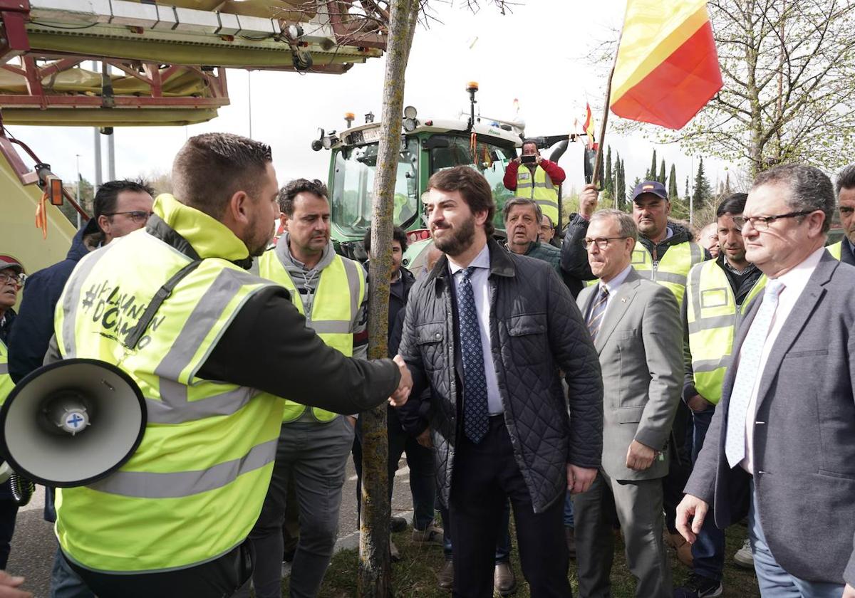 El vicepresidente de la Junta con agricultores.