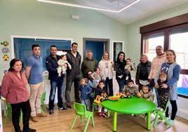 Foto de familia de la reapertura de la escuela infantil Bernesga en Cuadros.