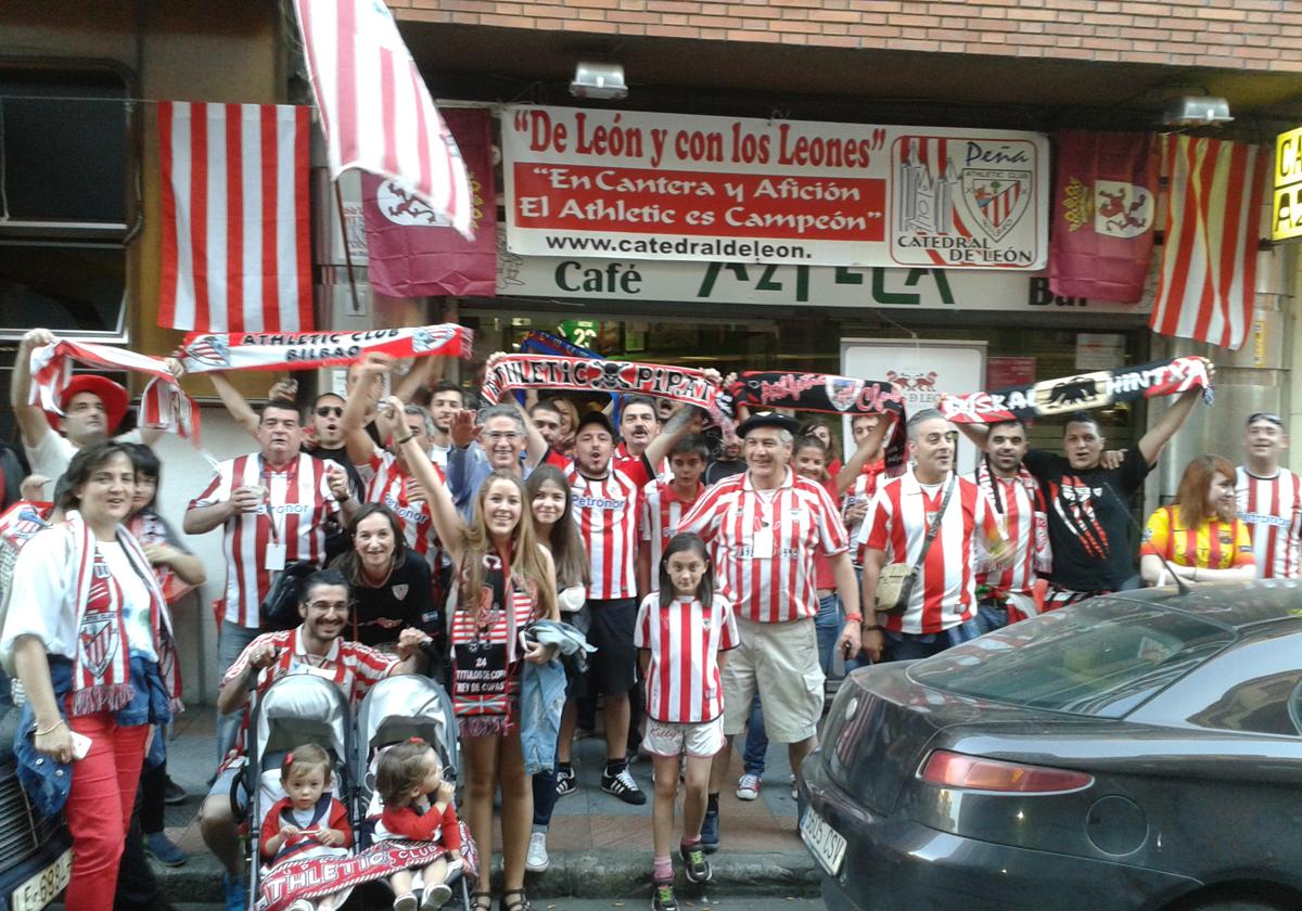 Imagen de la afición leonesa al Athletic de Bilbao de la Peña Catedral de León, durante un partido.