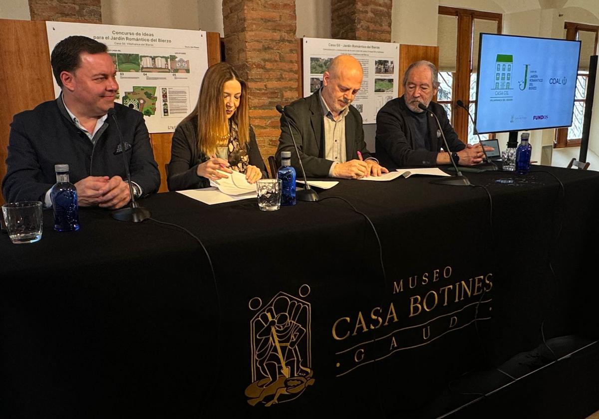 Momento de la firma del convenio en el Museo Casa Botines.