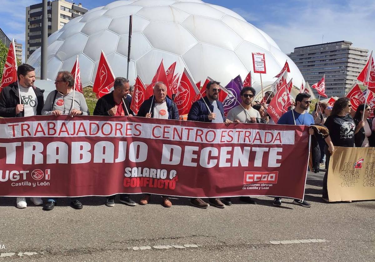 Concentración de trabajadores del Centro Estrada en Valladolid.