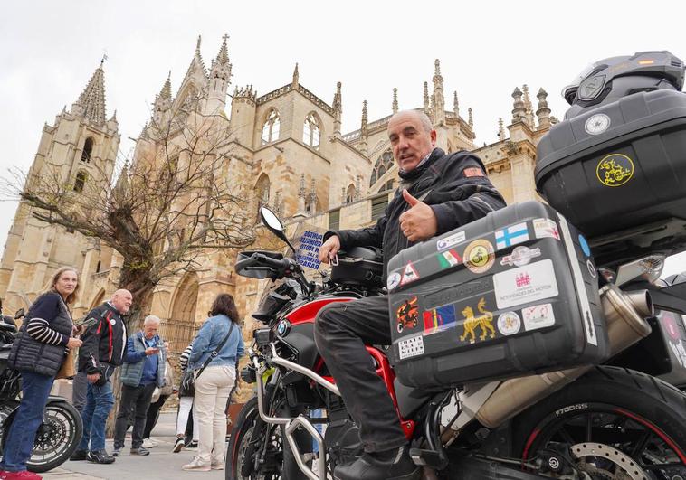 Anselmo Tascón, socio de Moteros Solidarios, inicia el viaje solidario 'Cinco puntos cardinales para concienciar por las enfermedades raras'.