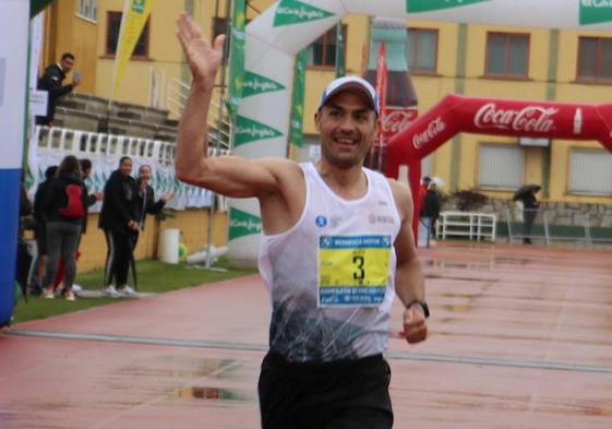 Álex Martínez celebra su victoria en línea de meta.