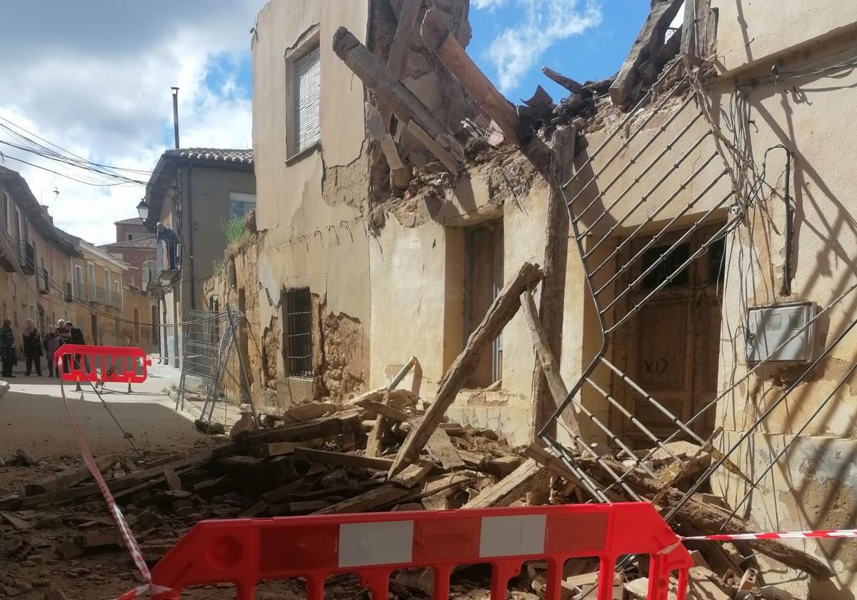 Imagen de la casa afectada en el casco antiguo de Valderas.