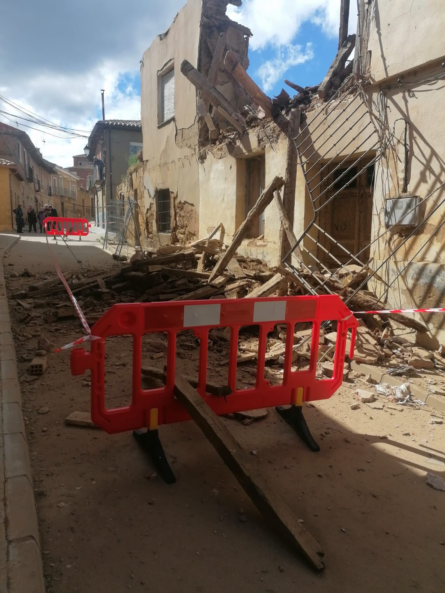 Imagen secundaria 2 - Imagen de la calle afectada por la caída de la vivienda.