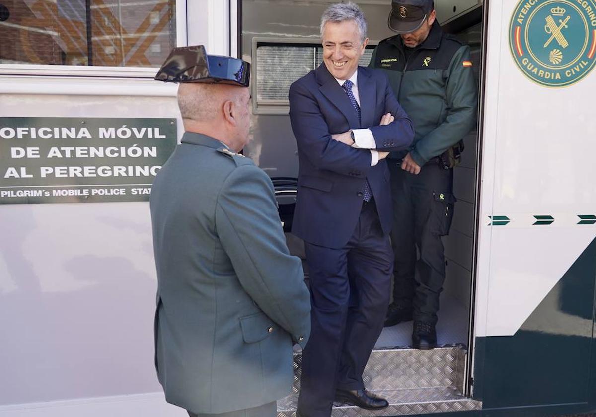 El director general de la Guardia Civil, Leonardo Marcos, presenta en León las nuevas oficinas móviles de atención a la ciudadanía y al peregrino.