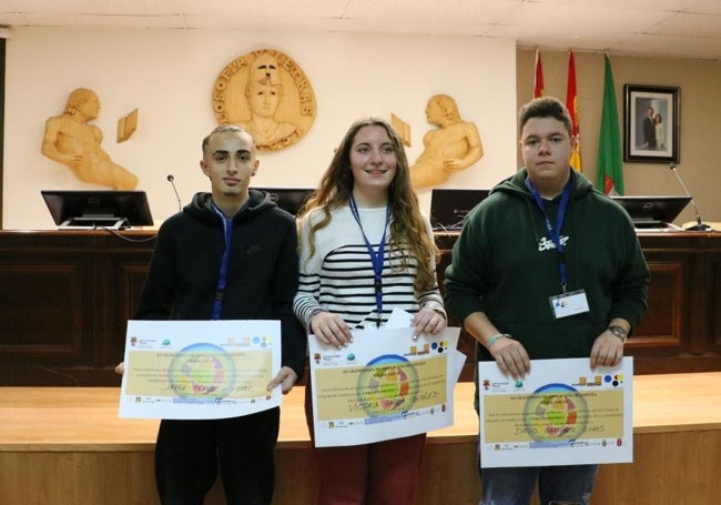 Los estudiantes clasificados: Victoria García (primer premio), Javier Pérez (izda) y Diego Martínez