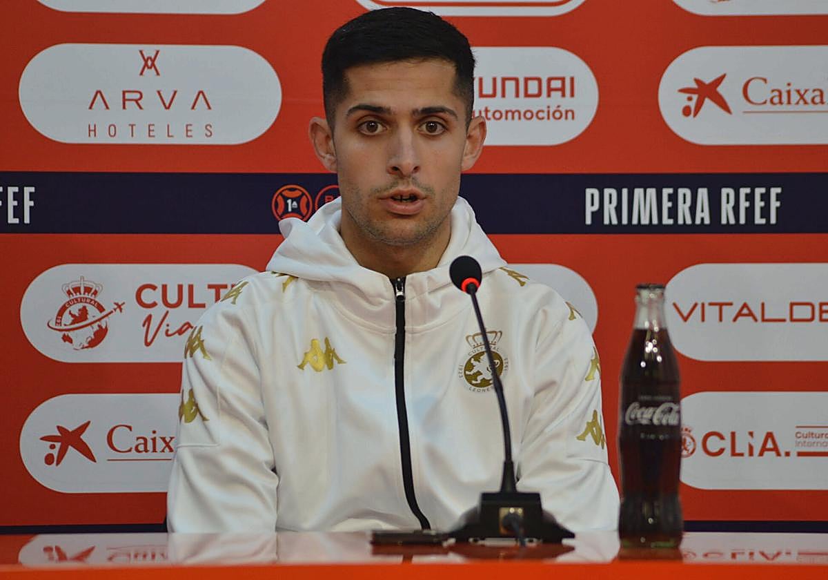 El mediocentro de la Cultural, Bicho, en rueda de prensa.