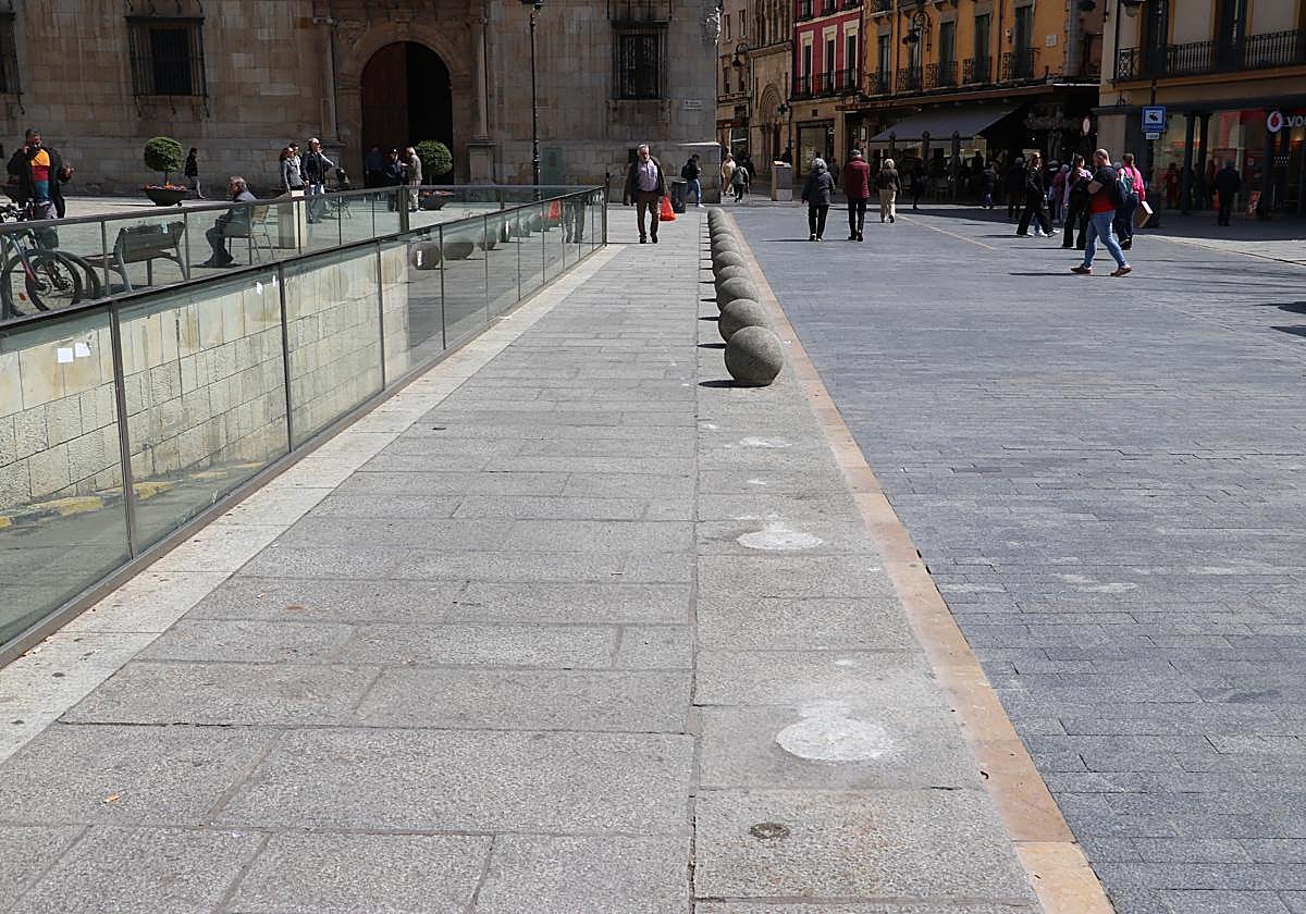Una furgoneta se 'come' tres bolardos en la plaza de San Marcelo.
