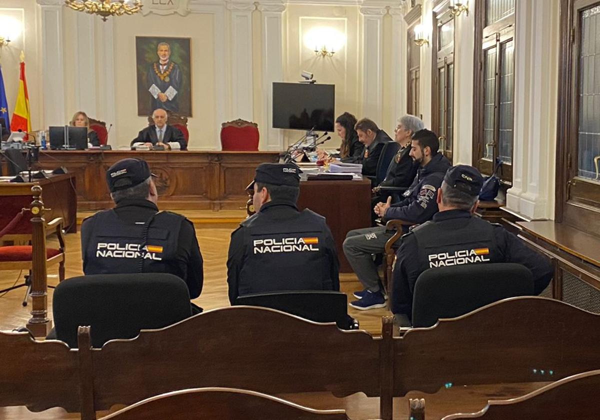 El enjuiciado esperan en la Audiencia de León.