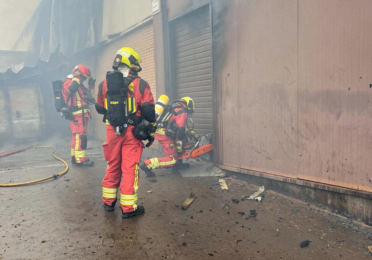 Bomberos en la reciente actuación del incendio en una nave de los Avezales.