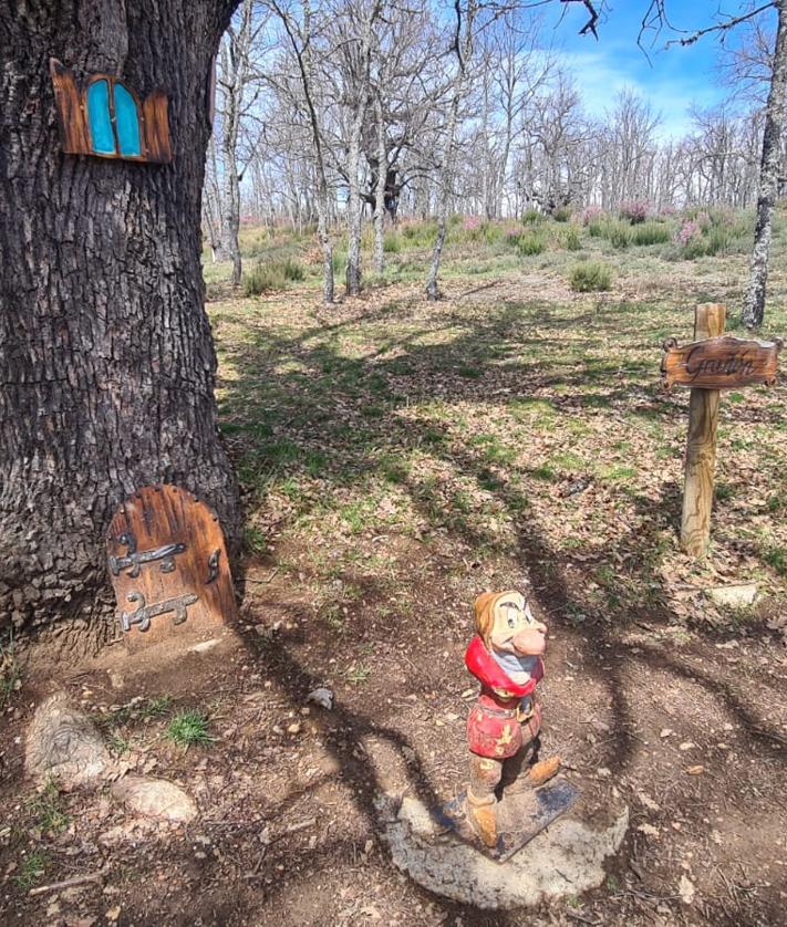 Imagen secundaria 2 - El bosque de los cuentos se dibuja en León