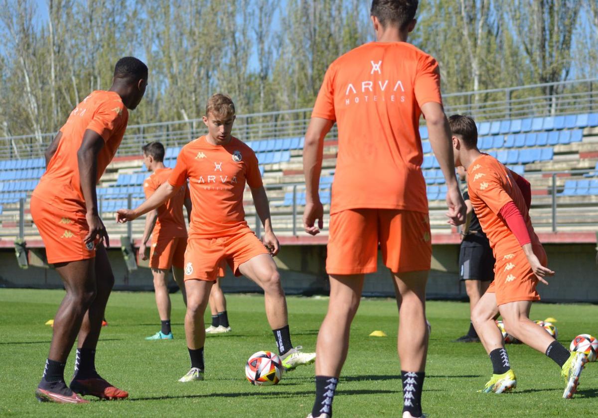 Los jugadores de la Cultural en el último entreno antes de medirse a la Real Sociedad B.