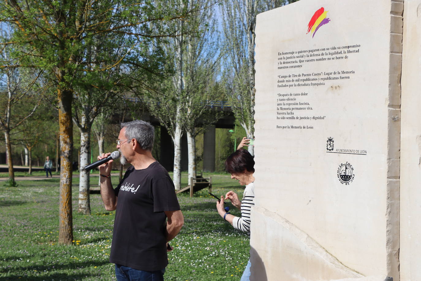 Imágenes del acto realizado en homenaje al el 93 aniversario de la segunda República.