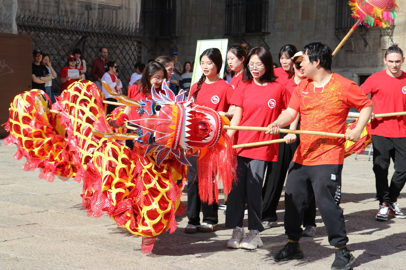 La danza del dragón chino en León