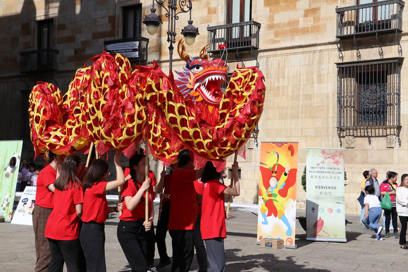La danza del dragón chino en León
