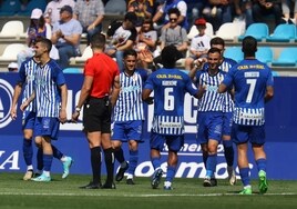 Los jugadores de la Ponferradina celebran uno de los tantos.