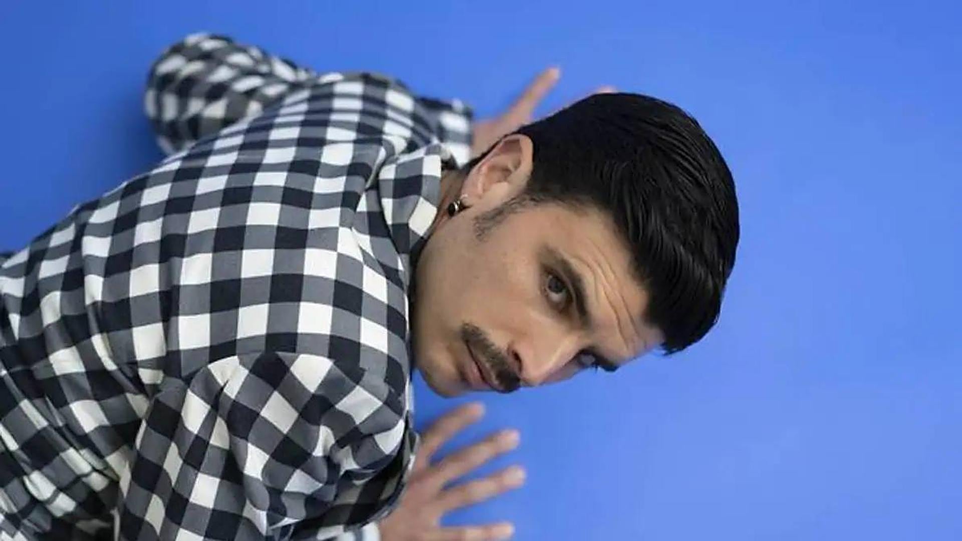 Rodrigo Cuevas León'da 'chigre şarkılarını' gösteriyor