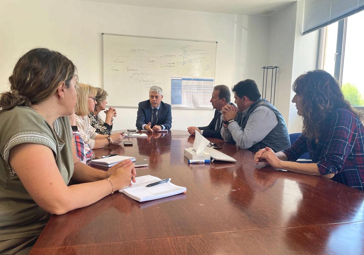 El delegado territorial de la Junta en León, Eduardo Diego, y el equipo directivo de la Gerencia de Atención Primaria recibe a representantes de la Mancomunidad de Santa María del Páramo.