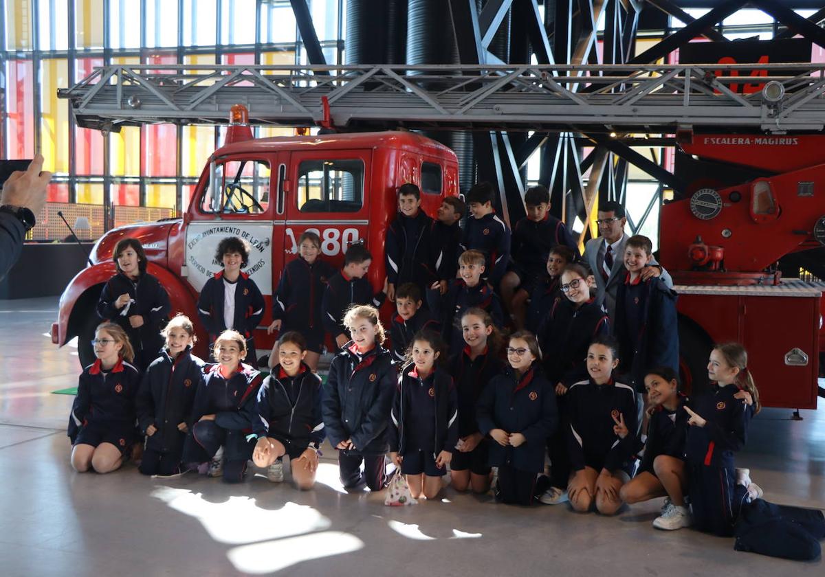 Imagen de los alumnos de leonés en el Palacio de Exposiciones de León.