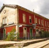 Fachada exterior de la antigua estación ferroviaria de La Pola de Gordón.