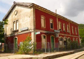 Fachada exterior de la antigua estación ferroviaria de La Pola de Gordón.
