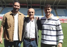 Pedro Vicente (I) y Jorge Martínez (D), fisioterapeutas de la Cultural, junto al doctor del club, Salustiano López-Contreras (C).