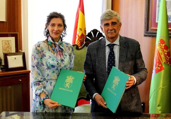 La Presidenta del Instituto de Estudios del Órbigo y el Rector de la ULE posan con el acuerdo firmado.