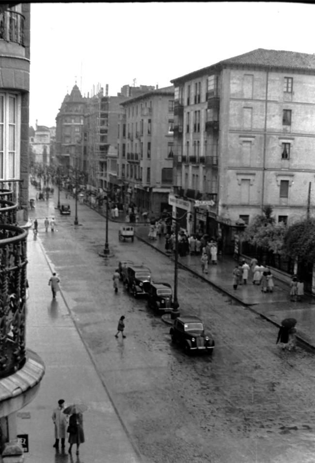 Vista de Ordoño II de día. En primer plano lo que hoy es el Banco Santander.