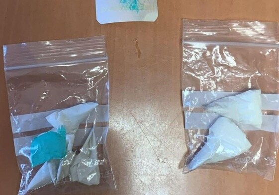 Algunas de las bolistas de cocaína intervenidas al detenido.
