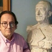 El leonés Luis Aznar posa junto al busto del almirante Juan Bautista Aznar.