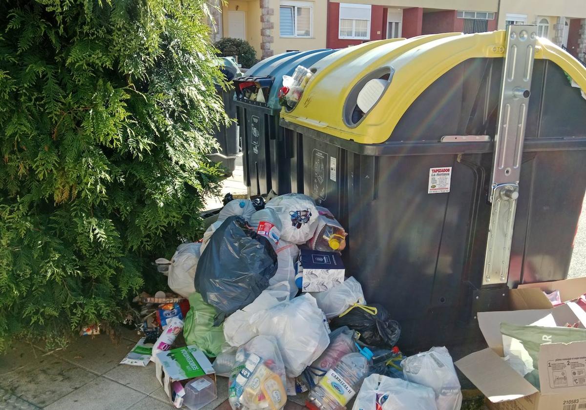 Las bolsas se acumulan en los contenedores de San Andrés.