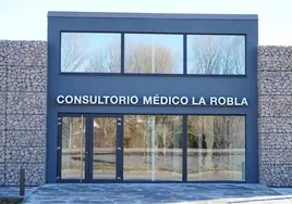 Fachada principal del consultorio médico de La Robla.