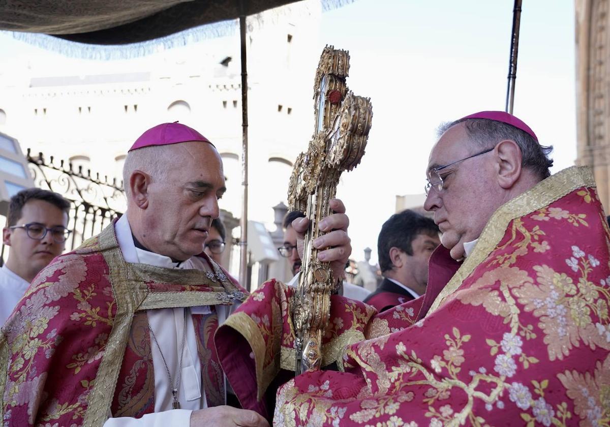 El obispo de León recibe la reliquia de manos del obispo de Santander.