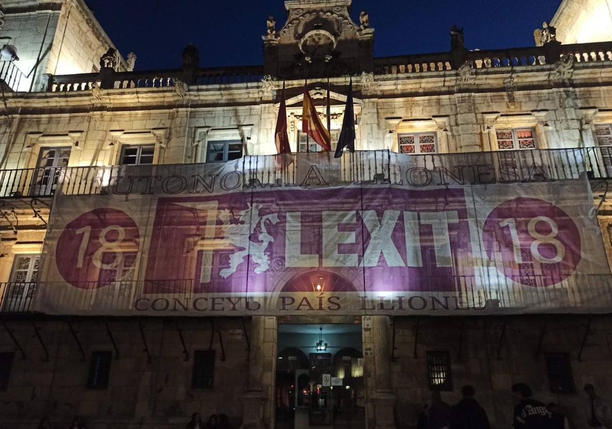 Imagen principal - La Plaza Mayor vuelve a reclamar la autonomía de León